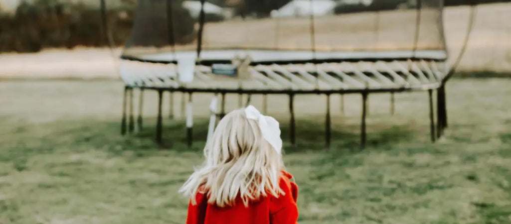 Acheter un grand trampoline : comparatif entre trampoline à ressorts et Springfree