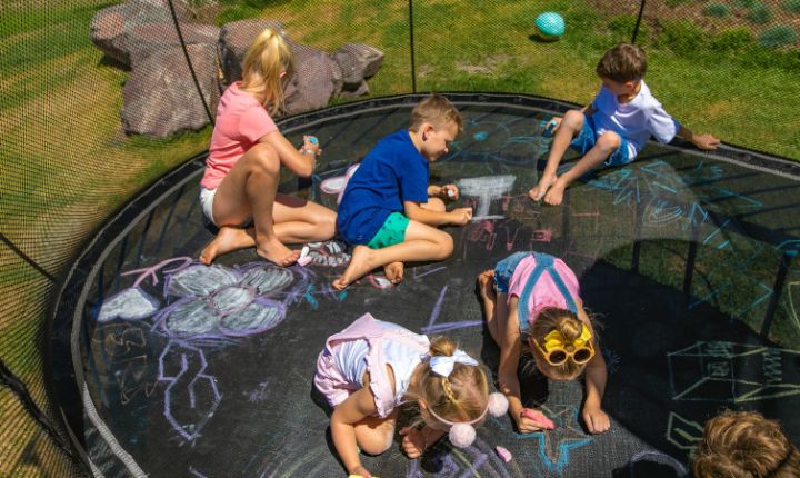 Grand trampoline pour jardin : choix, sécurité et comparatif des tailles