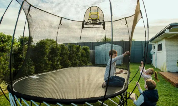 Trampoline de luxe : la pièce maîtresse design du jardin moderne