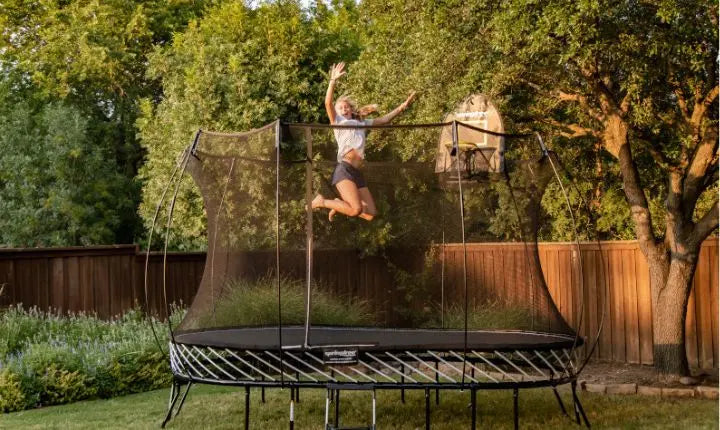 Installation de trampoline dans un jardin paysagé : notre expertise à votre service