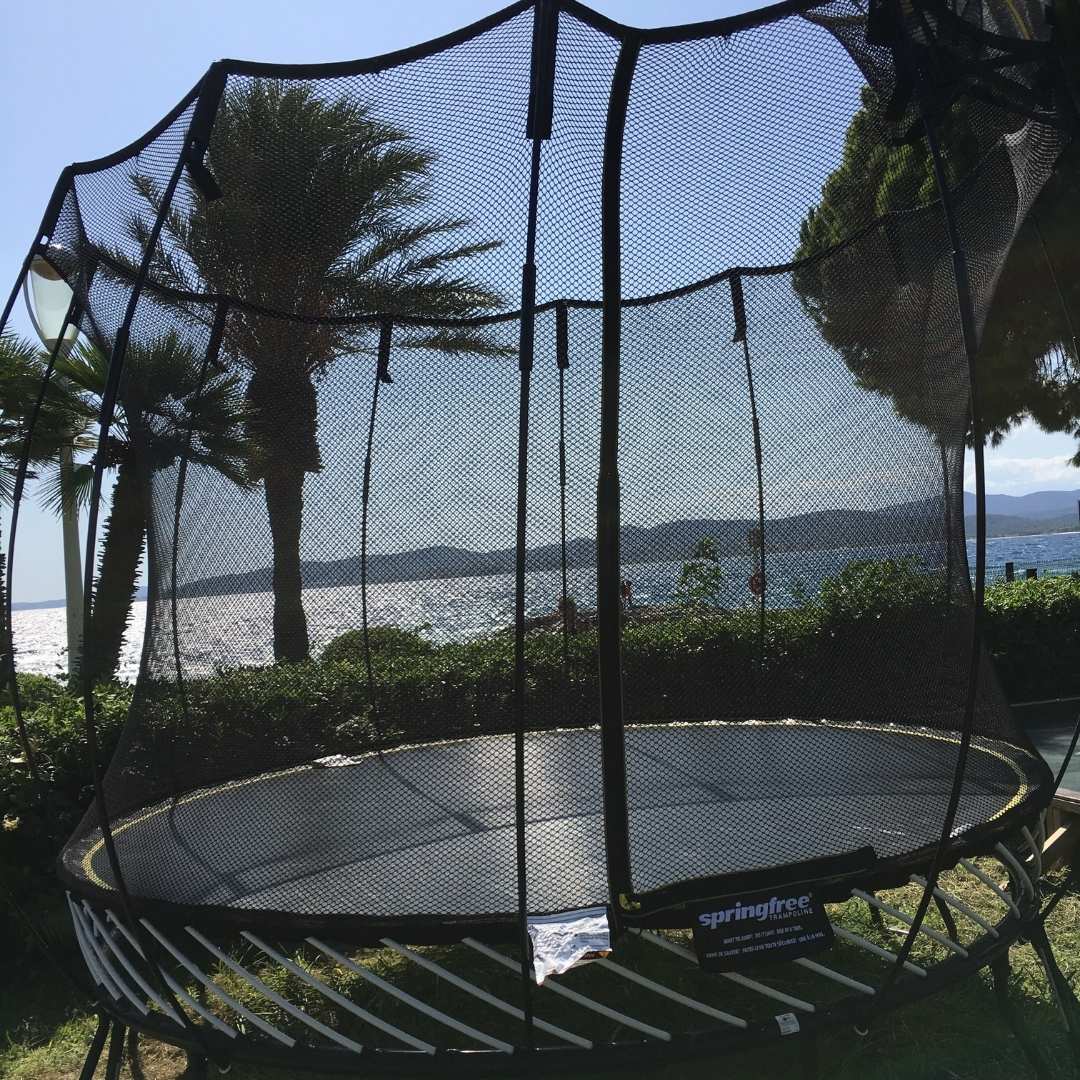 Intégrer un trampoline Springfree dans un projet paysager : la solution premium pour les professionnels